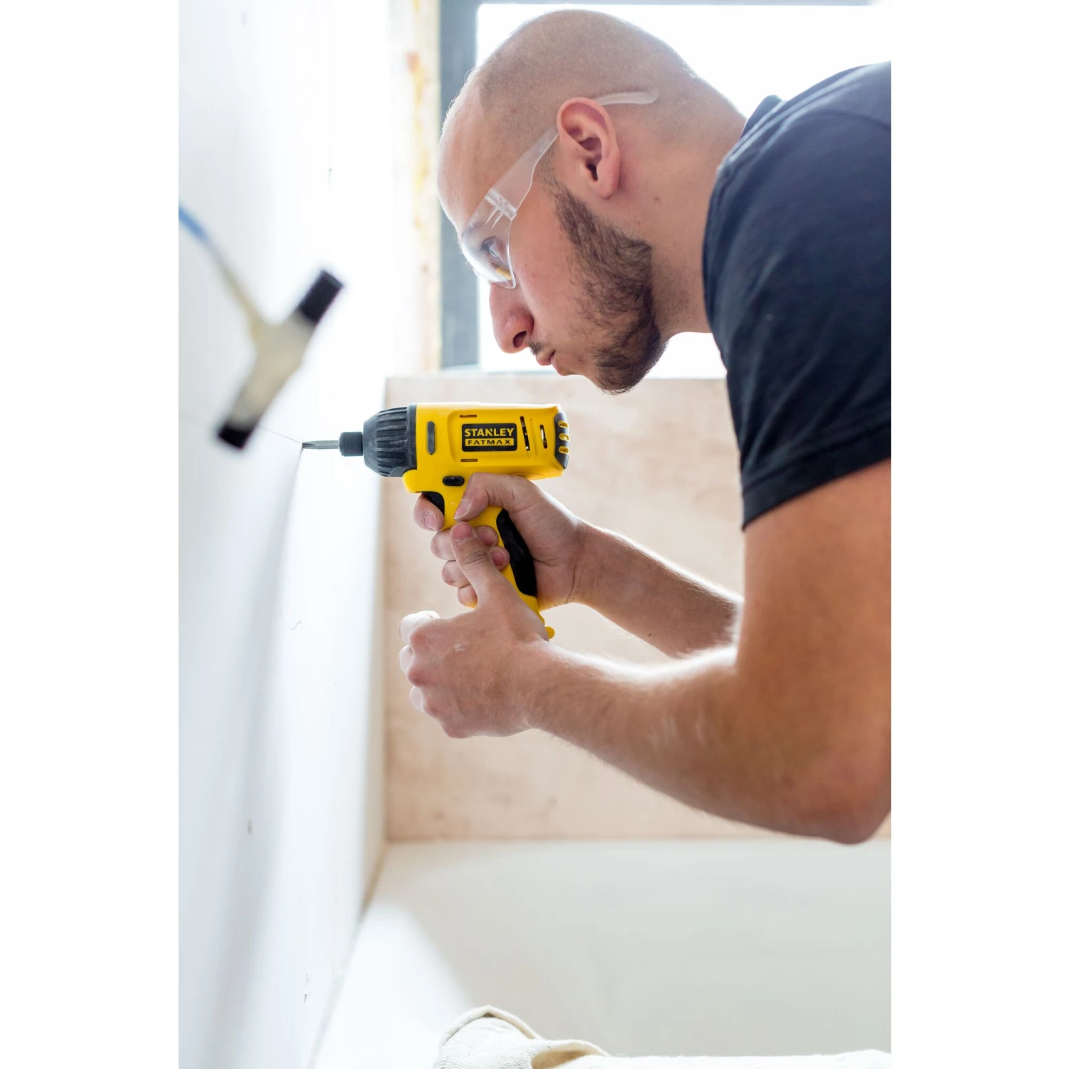 Visseuse à Impact - 10,8V - 110 Nm, 2500 Trs/min, 3200 Cps/min, Mandrin 1 Main 6,35 Mm - Gamme V20 - STANLEY FATMAX, FMC041S2-QW 4 Visseuse à Impact - 10,8V - 110 Nm, 2500 Trs/min, 3200 Cps/min, Mandrin 1 Main 6,35 Mm - Gamme V20 - STANLEY FATMAX, FMC041S2-QW – Image 4