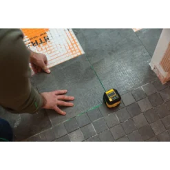 Stanley NIVEAU LASER CROIX + EQUERRAGE CROSS90 - VERT -STANLEY Boutique STHT77592 1 A8